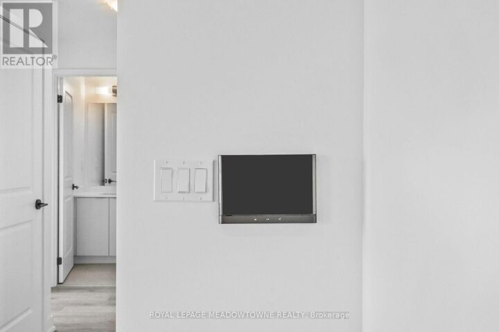 Property Photo:  2075 Lakeshore Road 902  ON L9T 8P9 