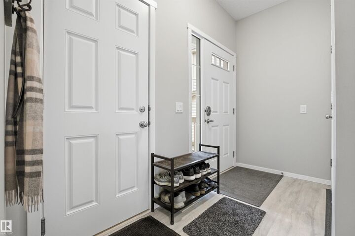 Property Photo:  807 Eagleson Link NW  AB T6M 0V3 