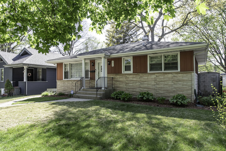 Property Photo:  1316 N Ash Street  IL 60085 
