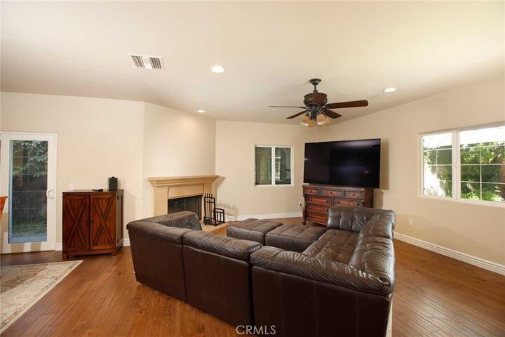 Property Photo:  1595 E Avenida De Las Flores  CA 91362 