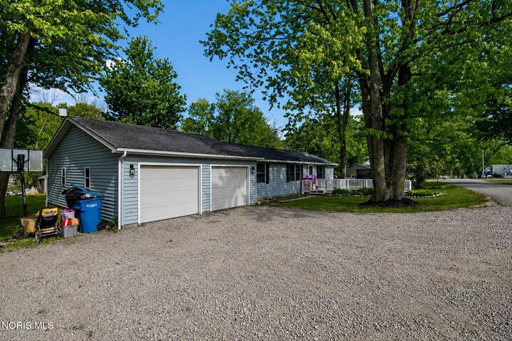 Property Photo: 167 Hollywood Boulevard OH 43543