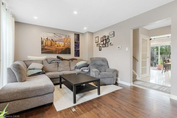 Property Photo:  33 Meadow Woods Crescent  ON N2N 1T3 