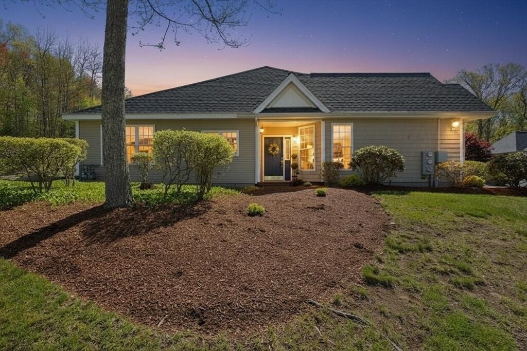 Property Photo:  26 Summerfield Dr 17  MA 01560 