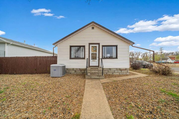 Photo de la propriété:  801B 2 Street SE  AB T1A 0E7 
