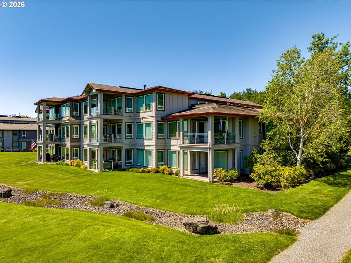 Property Photo: 5433 SE Scenic Ln 104 WA 98661
