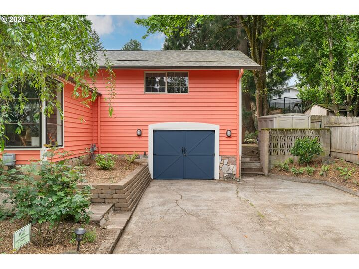 Property Photo:  5010 SW Maplewood Rd  OR 97219 