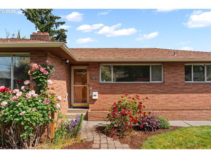 Property Photo:  10919 SE Mill Ct  OR 97216 