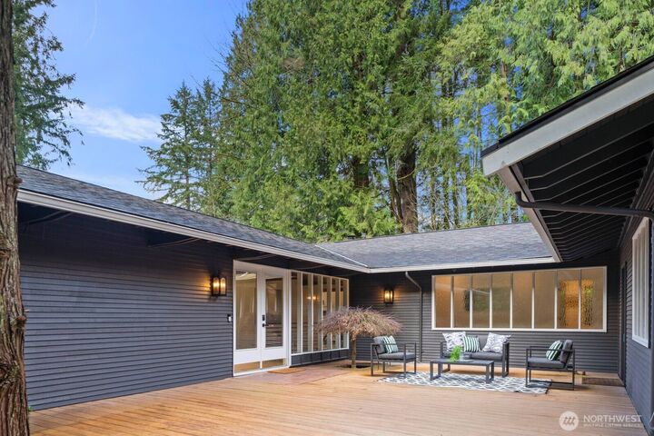 Property Photo:  1520  Sycamore Drive SE  WA 98027 