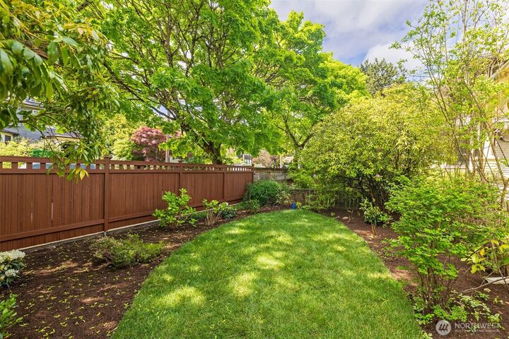 Property Photo:  806  15th Avenue E  WA 98112 