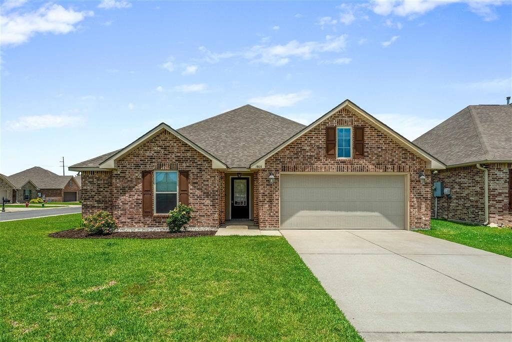 Property Photo: 1903 Calvin Ct LA 70607