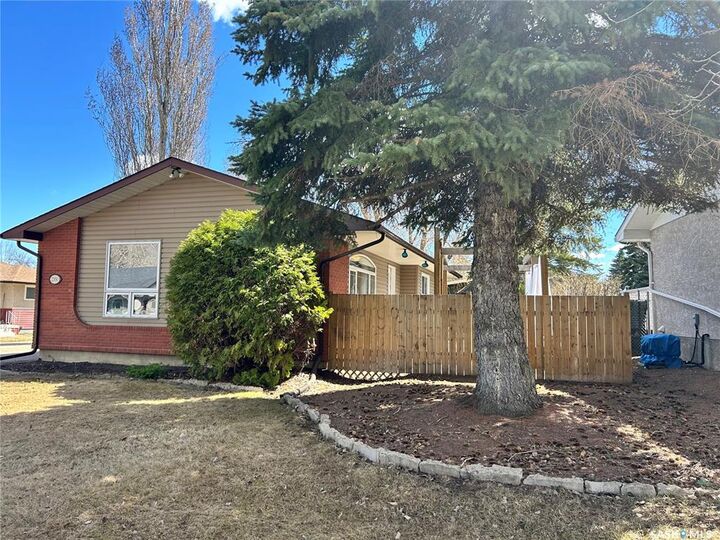Property Photo: 2550 Macdonald Avenue SK S6V 2V9