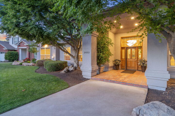 Property Photo:  2833 E Laura Court  CA 93292 