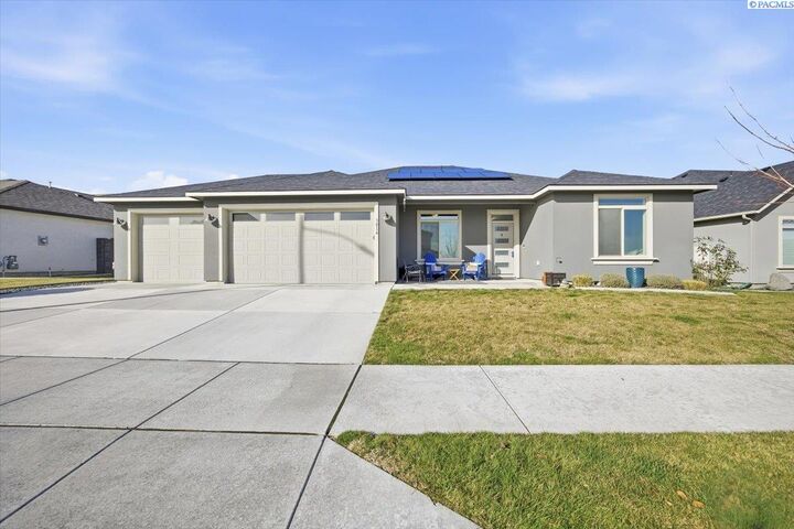 Property Photo:  3016 S Harrison St  WA 99338 