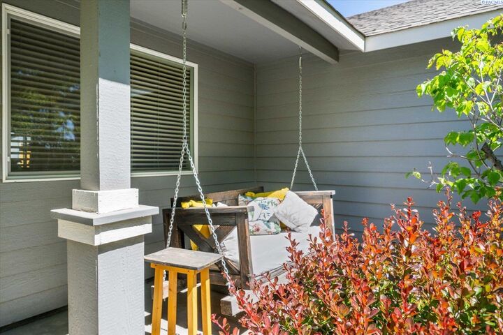 Property Photo:  5730 W 11th Avenue  WA 99338 