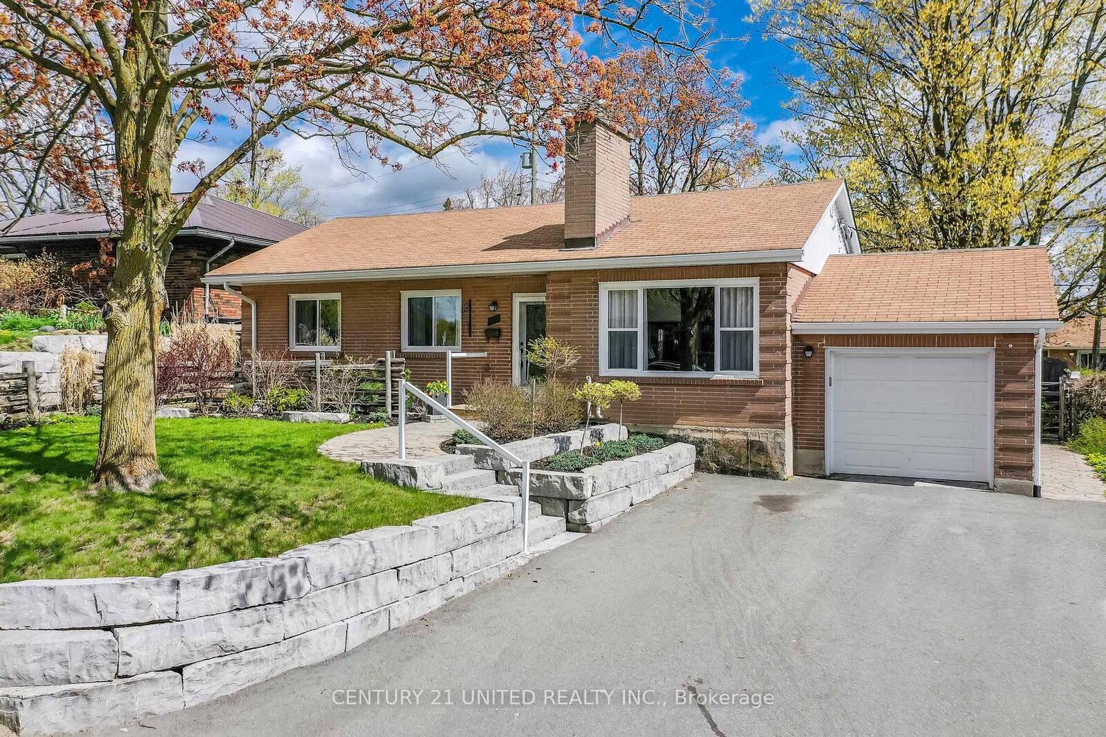 Property Photo: 682 Victory Crescent ON K9J 4T3