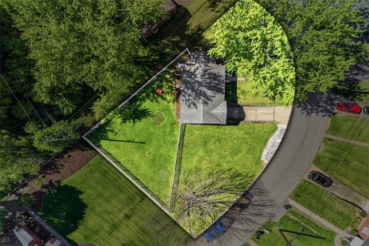 Property Photo:  1012 Garden Pl  PA 15116 