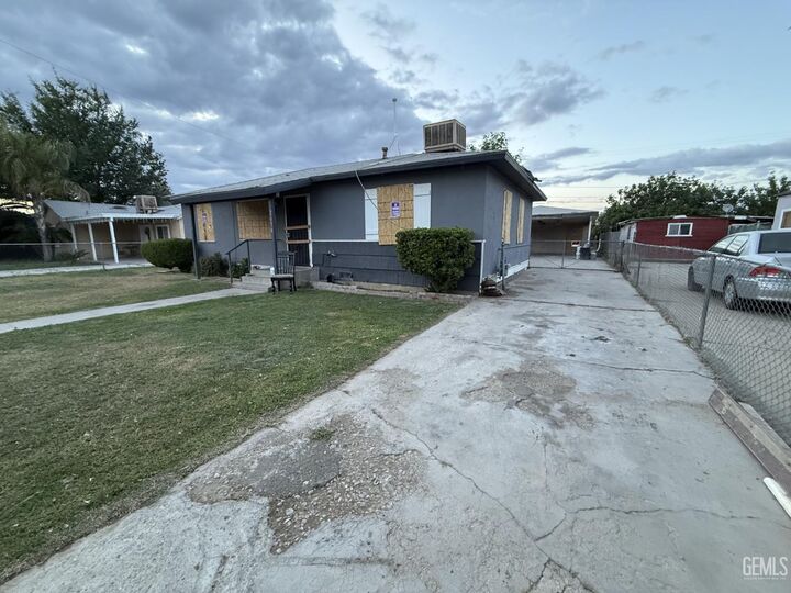 Property Photo:  