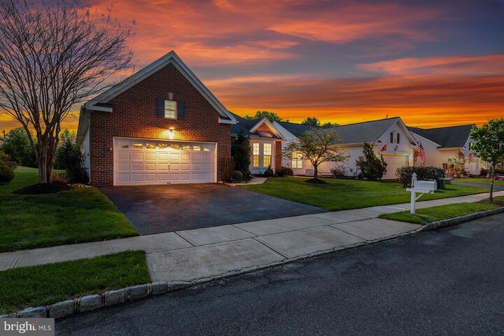 Property Photo:  14 Williamsburg Court  NJ 08501 