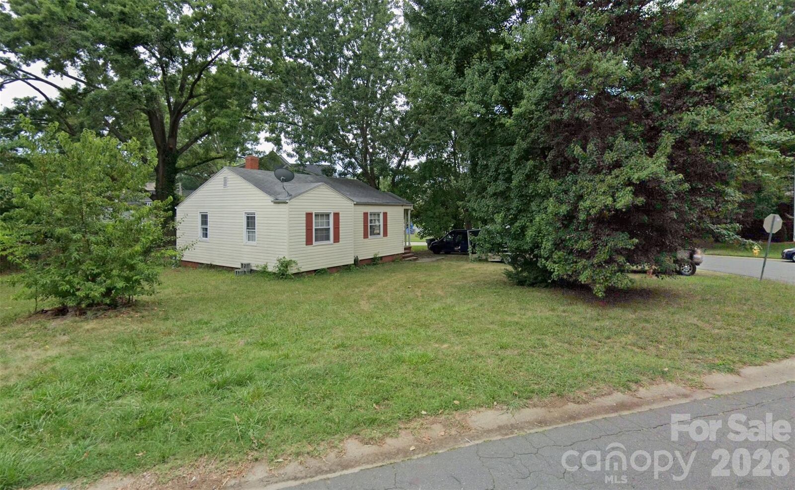 Property Photo: 400 Greystone Road NC 28209