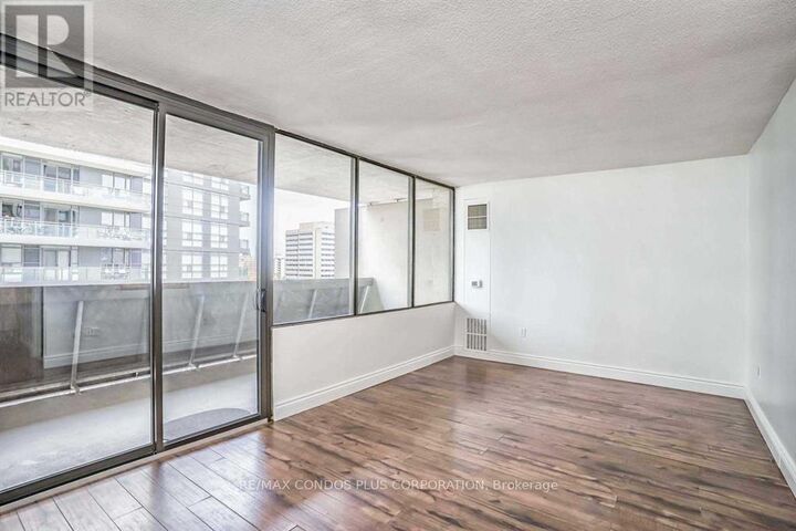 Property Photo:  720 Spadina Avenue 1011  ON M5S 2T9 