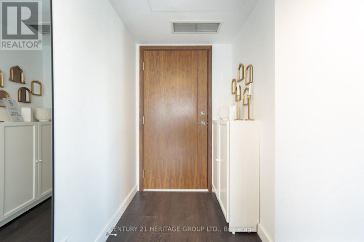 Property Photo:  38 Widmer Street 4801  ON M5V 0P7 
