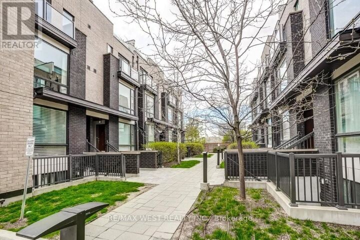 Property Photo:  30 Fieldway Road Th97  ON M8Z 3L2 