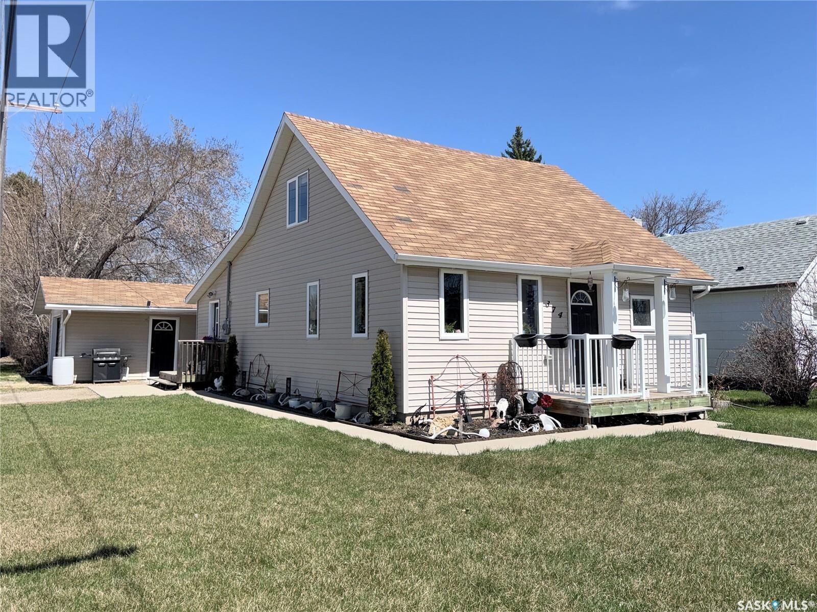 Property Photo:  374 8th Avenue W  SK S0A 2P0 