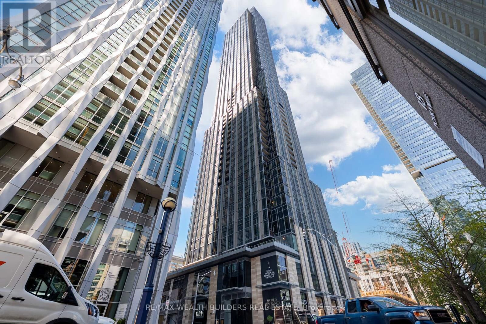 Property Photo:  11 Yorkville Avenue 4205  ON M4W 0B7 