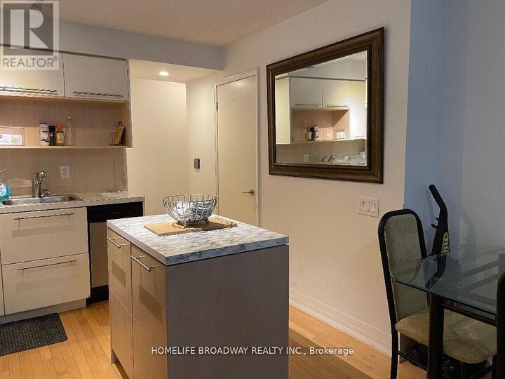 Property Photo:  25 Carlton Street 1310  ON M5B 1L4 