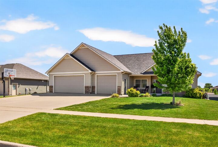 Property Photo:  1102 Ridgetop Drive  IA 50124 