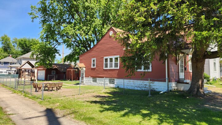 Property Photo:  562 7 Avenue S  IA 52732 