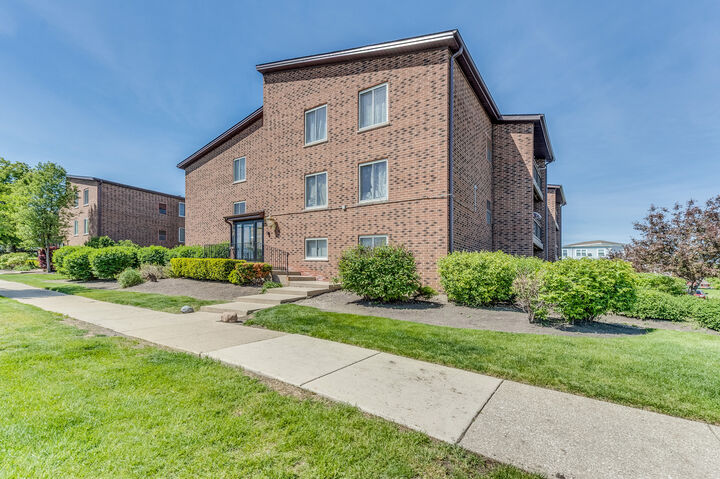 Property Photo: 900 Perrie Drive 304 IL 60007