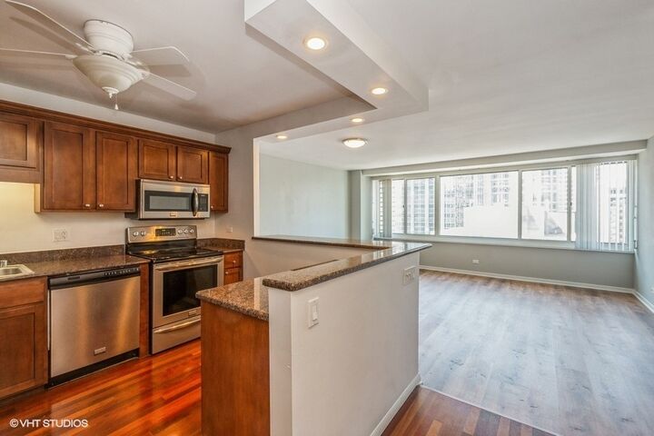 Property Photo: 211 E Ohio Street 2704 IL 60611