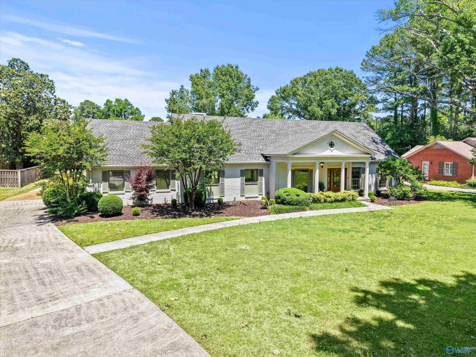Property Photo:  2004 Brookmeade Road SE  AL 35601 