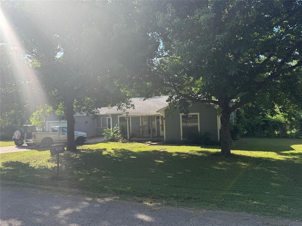 Property Photo: 203 E Dallas Street TX 75141