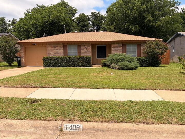 Property Photo:  1409 Rosewood Lane  TX 76010 