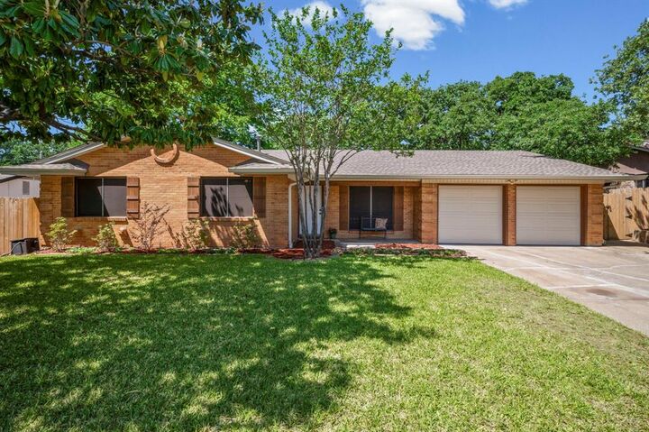 Property Photo:  28 Coffee Tavern Road  TX 76022 