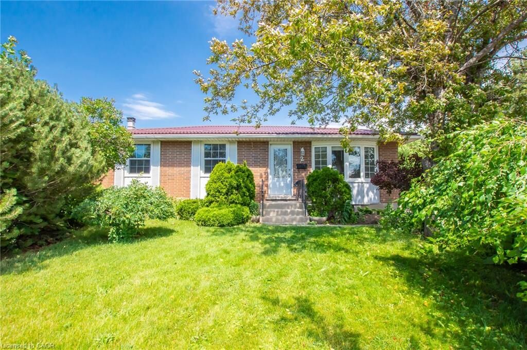 Property Photo:  2 Wolfdale Place Main  ON L2N 4M5 