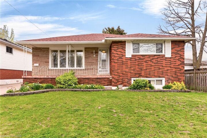 Photo de la propriété:  8 Lorraine Drive  ON L8T 3R7 