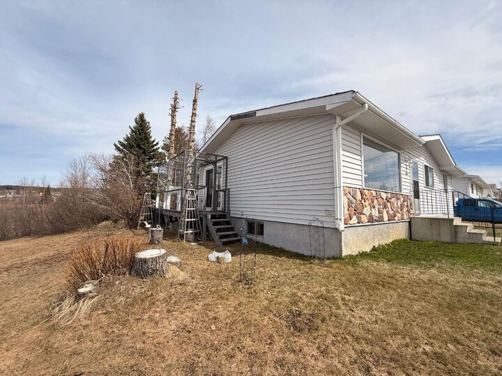 Property Photo:  5020 Oxford Avenue  AB T0G 2C0 