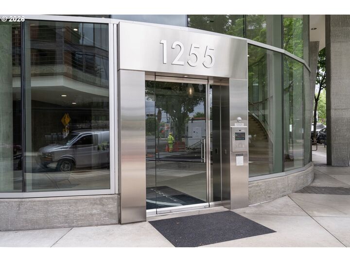 Property Photo:  1255 NW 9th Ave 907  OR 97209 