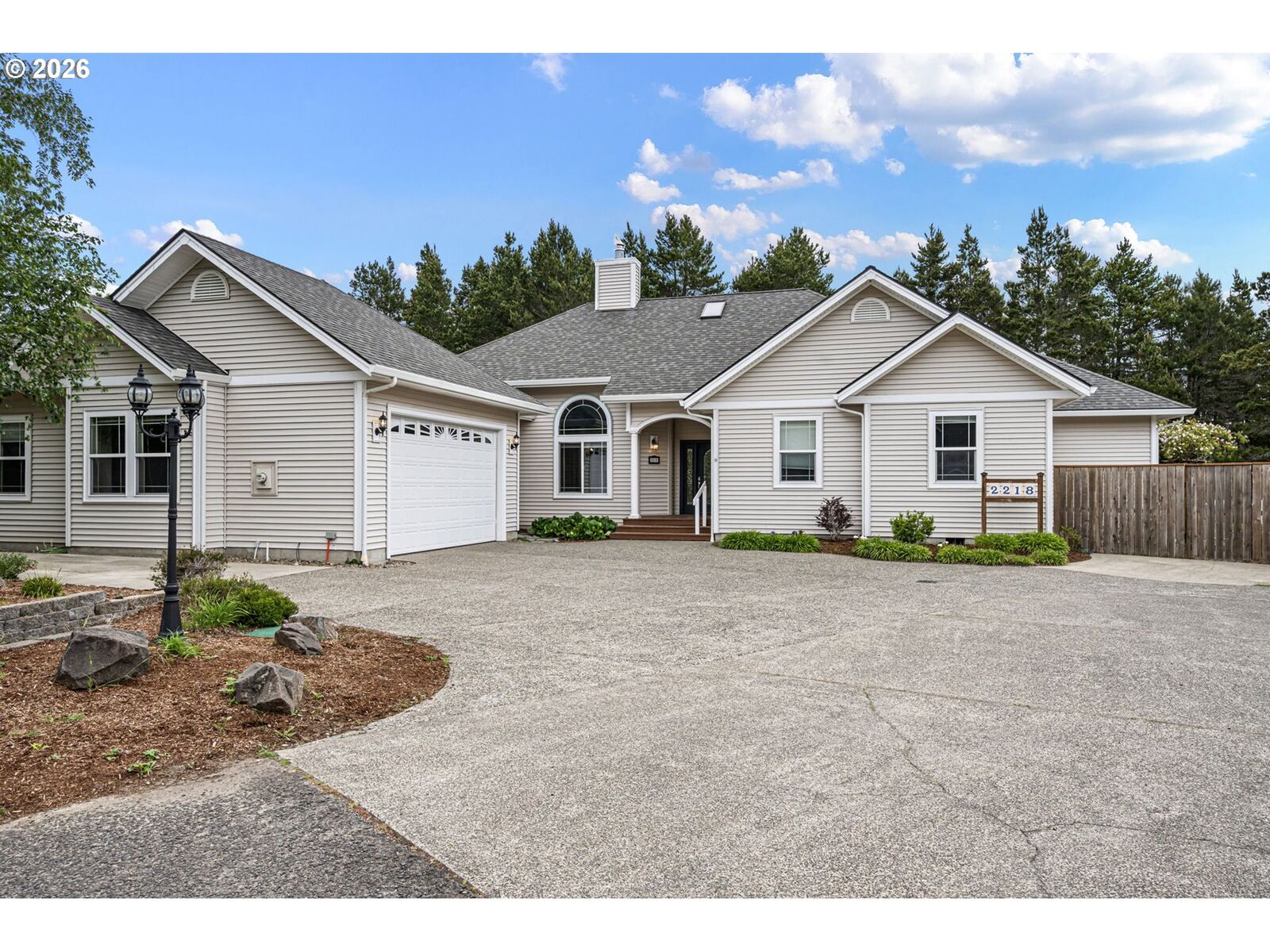 Property Photo:  2218 Willow Loop  OR 97439 