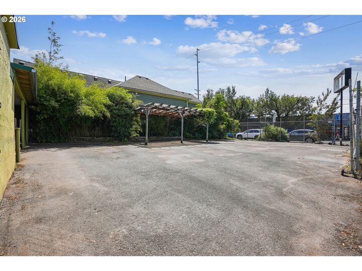 Property Photo:  1114 SE Clay St  OR 97214 