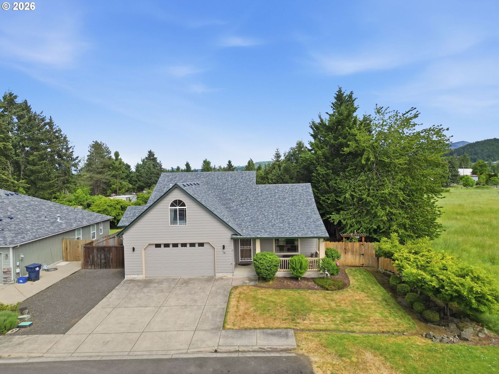 Property Photo: 74 Sunday Dr OR 97426