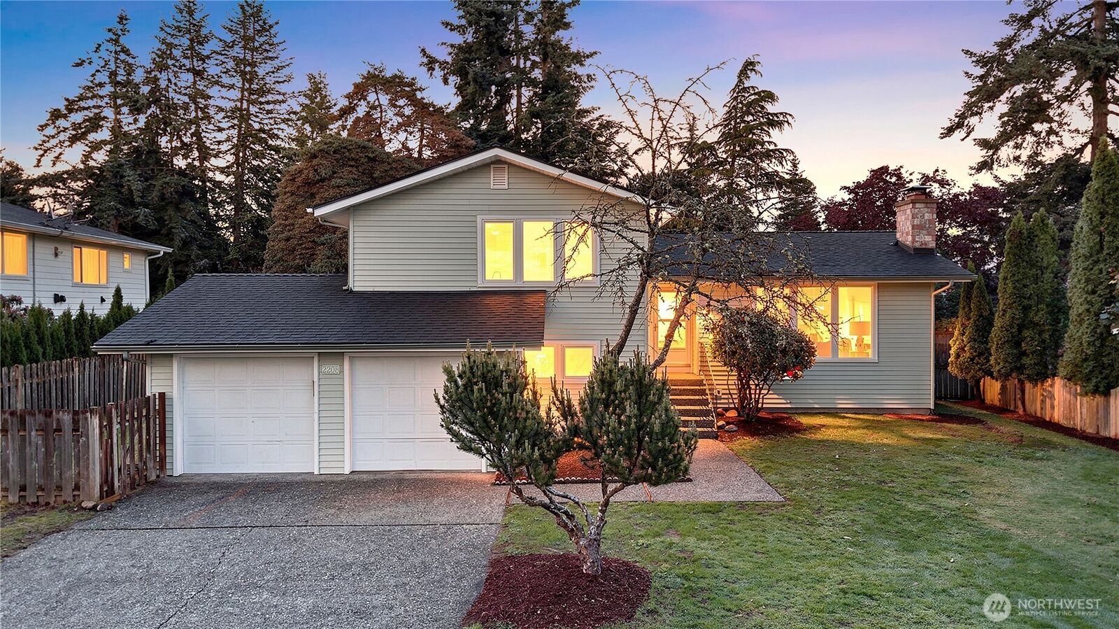 Property Photo:  2208  Vashon Ave  NE  WA 98059 