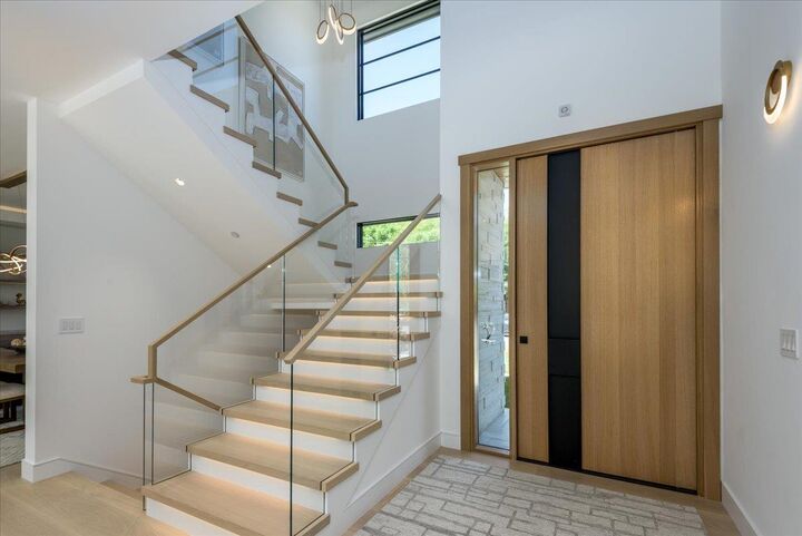 Property Photo:  1147 Windsor Way  CA 94025 