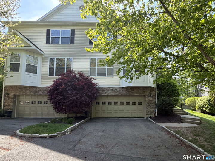 Property Photo:  21 Woodcrest Lane 21  CT 06810 