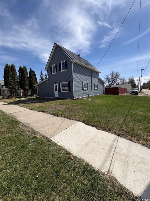 Property Photo:  301 8th Avenue E  SK S0A 2P0 