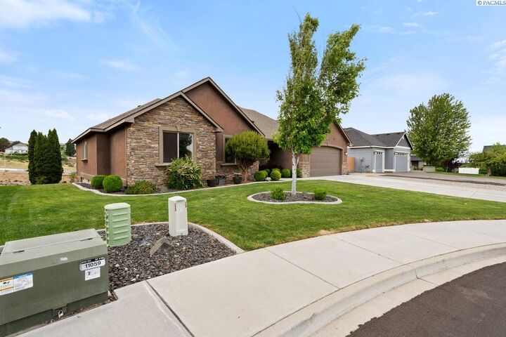 Property Photo:  275 Canyon Rim Ct  WA 99352 