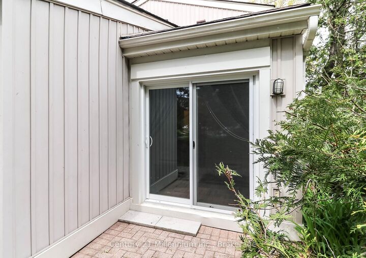 Property Photo: 22 Dawson Drive 538 ON L9Y 5B4